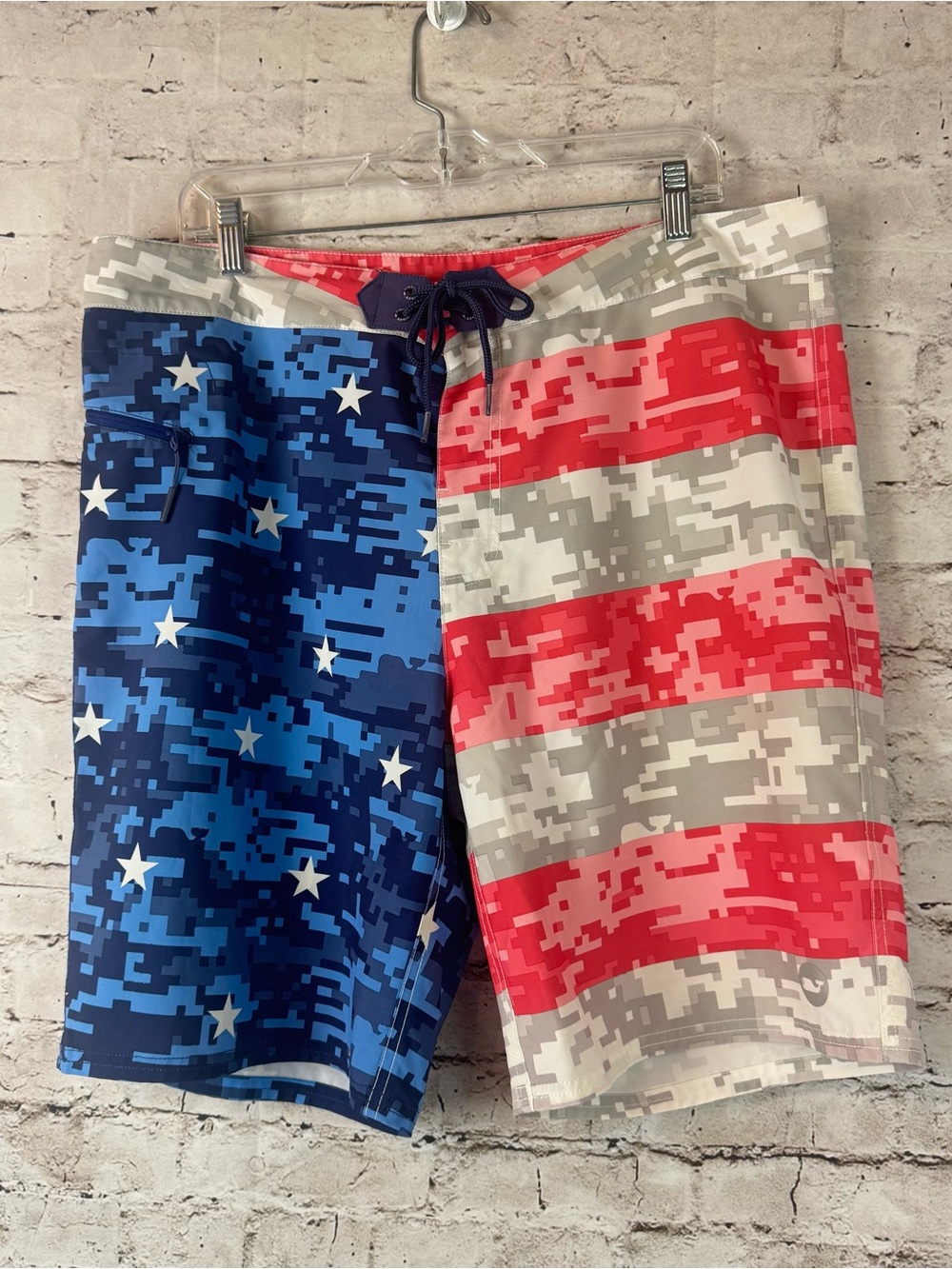 Vineyard Vines Men's Size 36 Patriotic Digital Camouflage Board Shorts RWB Star